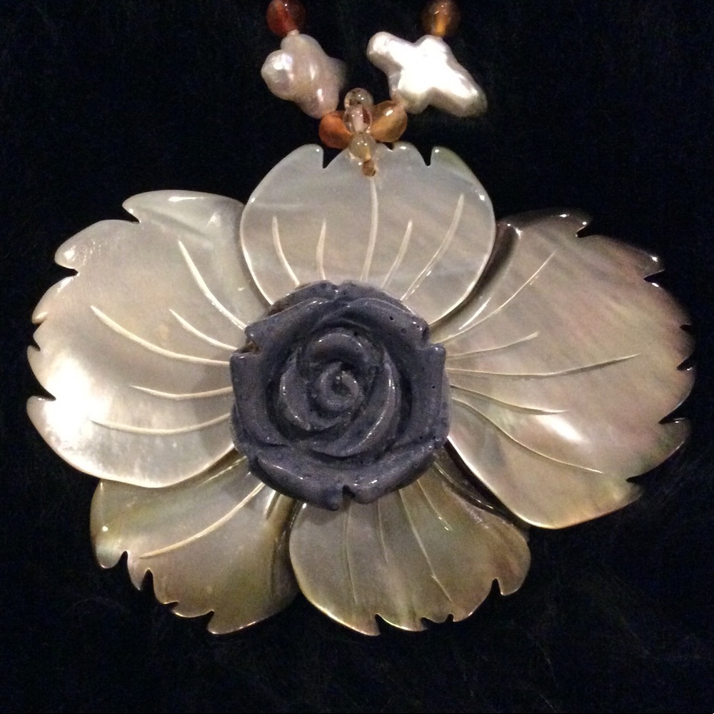 Mother of pearl flower necklace w/ glass beads - Picture 4 of 7